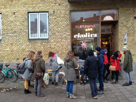 Bild av Ekolivs butiken på säljs event med många kunder framför butiken